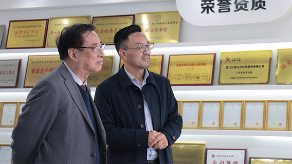中国农业科学院原院长、中国农业国际合作促进会名誉会长翟虎渠莅临桃子视频APP黄下载考察指导