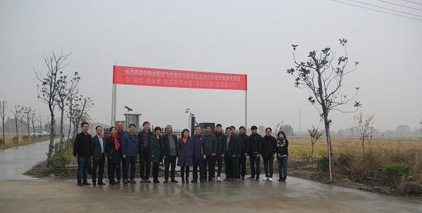 桃子视频APP黄下载副总经理朱旭华（左二）为考察团一行详细介绍了水稻病虫害绿色防控设备