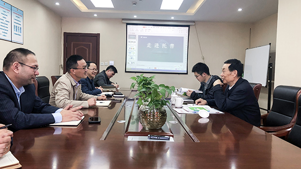 座谈会现场，陈渝阳董事长与孙院士热切交谈