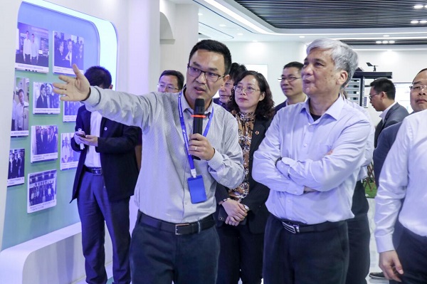 全国人大常委会副委员长丁仲礼莅临桃子视频APP黄下载考察调研