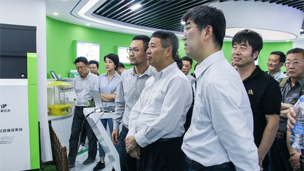 全国农技中心党委书记魏启文一行参观桃子视频APP黄下载展厅