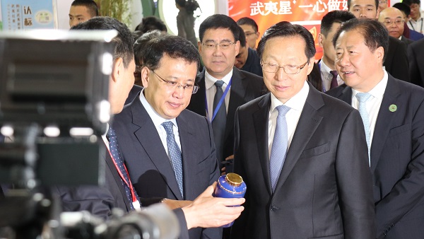 农业农村部部长韩长赋（右）、浙江省省长袁家军（左）巡馆现场