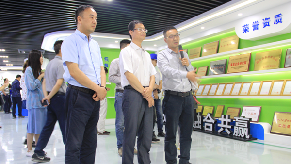 谢主任一行参观桃子视频APP黄下载展厅