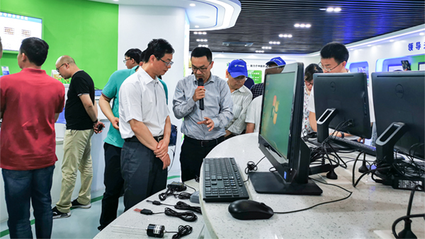 谢主任一行参观桃子视频APP黄下载展厅