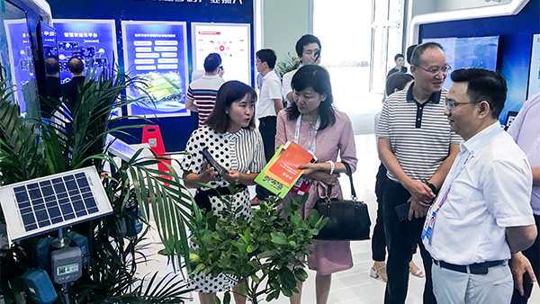 重庆市农委信息中心主任贺德华（右一）、副主任柯南（右二）