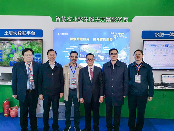 领导一行莅临桃子视频APP黄下载展位 领导一行莅临桃子视频APP黄下载展位