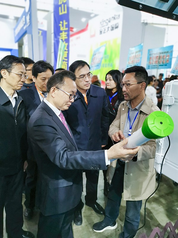 桃子视频APP黄下载董事长陈渝阳向刘天金主任介绍智能桃子视频APP污免费看下载墒情监测设备 桃子视频APP黄下载董事长陈渝阳向刘天金主任介绍智能桃子视频APP污免费看下载墒情监测设备