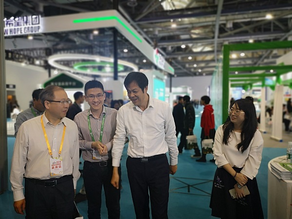 蔡元杰总农艺师对桃子视频APP黄下载寄予厚望 蔡元杰总农艺师对桃子视频APP黄下载寄予厚望