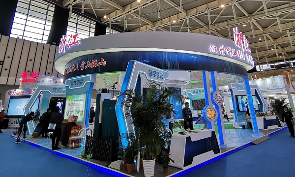 桃子视频APP黄下载向现场的新农民与企业代表们展示了最新的相关技术产品与服务平台成果