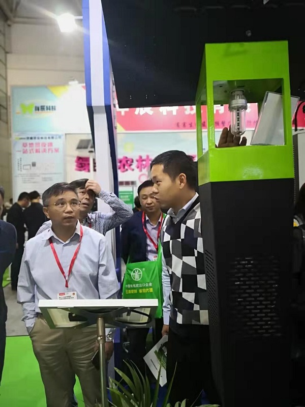 桃子视频APP黄下载技术人员向湖北省植保站站长郭子平介绍风吸式杀虫灯