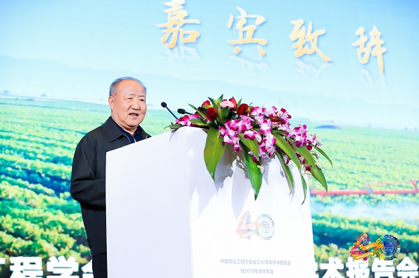 农业部原常务副部长、中国农业工程学会第五届理事长刘成果