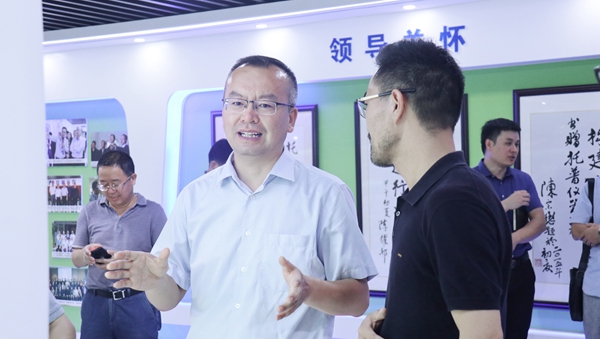 赵喜凯局长参观桃子视频APP黄下载展厅 赵喜凯局长参观桃子视频APP黄下载展厅