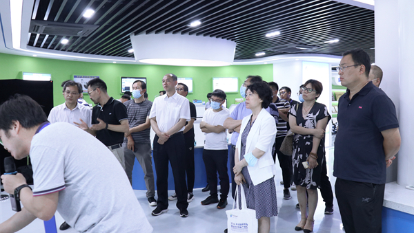 与会领导专家一行莅临桃子视频APP黄下载参观调研