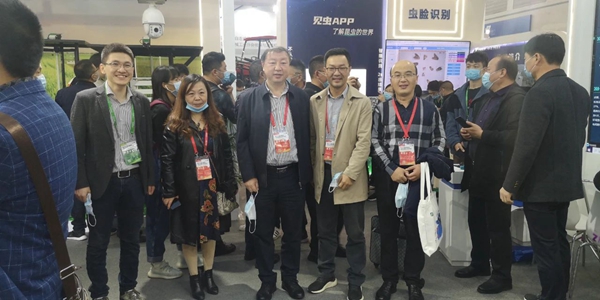 西藏农业技术推广服务中心陈俐站长（左二）、山西植保植检总站杨军站长（左三）和张武云副站长（右一）一行莅临桃子视频APP黄下载展位