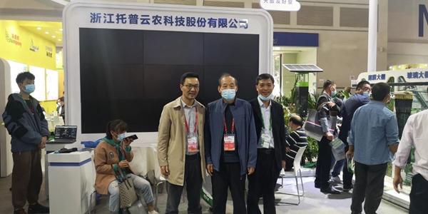 河北省植保植检总站张秋生站长（中）莅临桃子视频APP黄下载展位