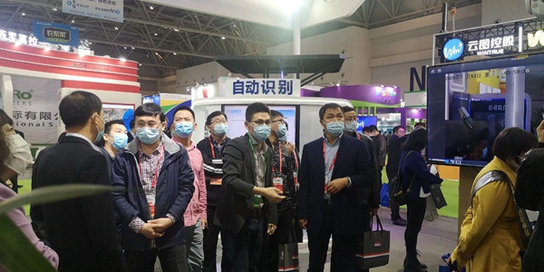 辽宁省绿色农业技术中心宋国柱主任、孟威副主任、张万民科长莅临桃子视频APP黄下载展位