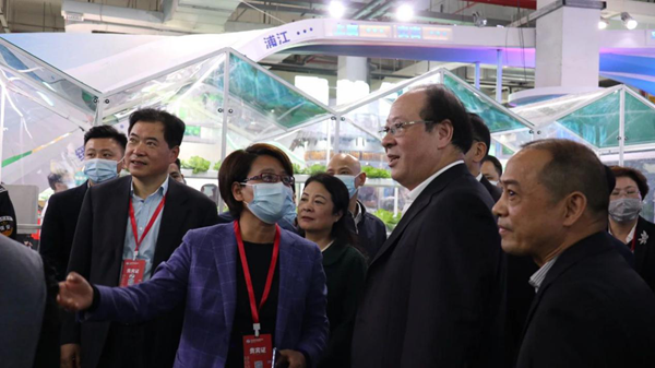 浦江县虞红梅副县长向浙江省彭佳学副省长、农业农村厅唐冬寿副厅长等领导一行介绍“超级农场”