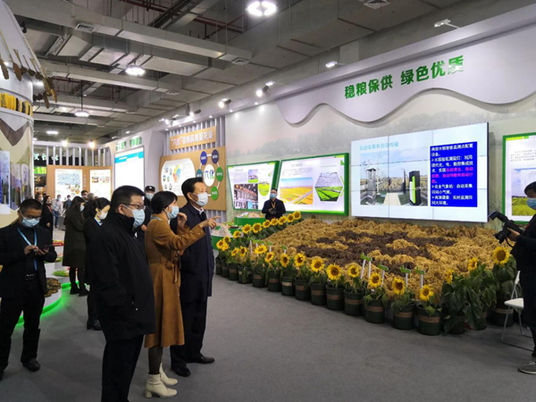 第十三届全国人民代表大会华侨委员会委员王辉忠、浙江省农业农村厅厅长王通林等领导一行听取“生产科技化”建设情况