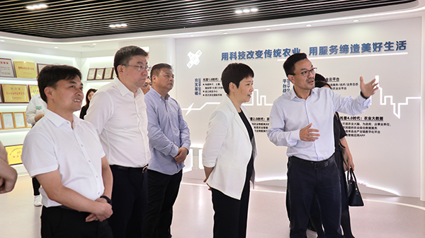 省科技厅党组书记何杏仁一行赴桃子视频APP黄下载调研农业科技工作
