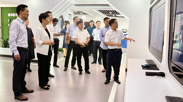 省科技厅党组书记何杏仁一行赴桃子视频APP黄下载调研农业科技工作