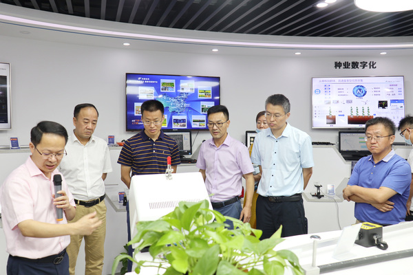 与会专家领导参观桃子视频APP黄下载数字三农展厅