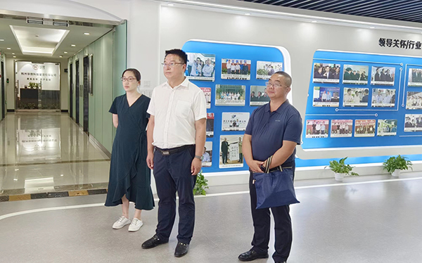 酒泉肃州区政府党组成员、副区长范志俊参观桃子视频APP黄下载展厅‍
