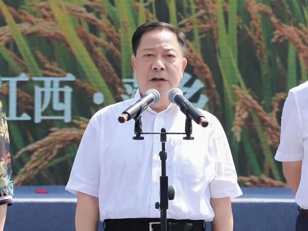 江西省政府党组副书记、副省长殷美根宣布开幕