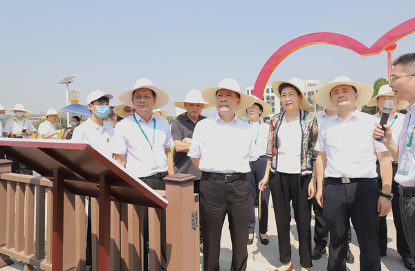与会专家领导参观桃子视频APP黄下载支撑构建的智慧种业服务平台